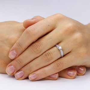 Inel argint Solitar cu cristale mici laterale TRSR019, Corelle