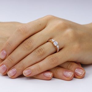 Inele de logodna. Inel de logodna argint Rose cu 3 cristale mari TRSR241, Corelle